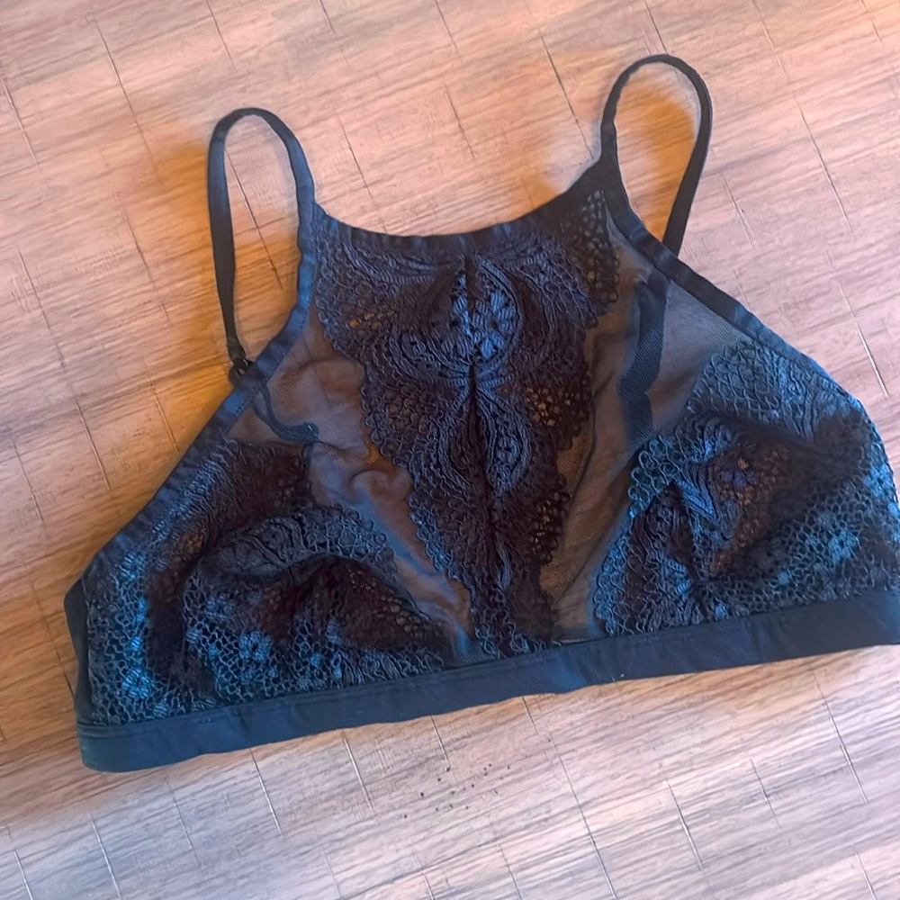 ✨Victoria secret bralette✨
SZ large
